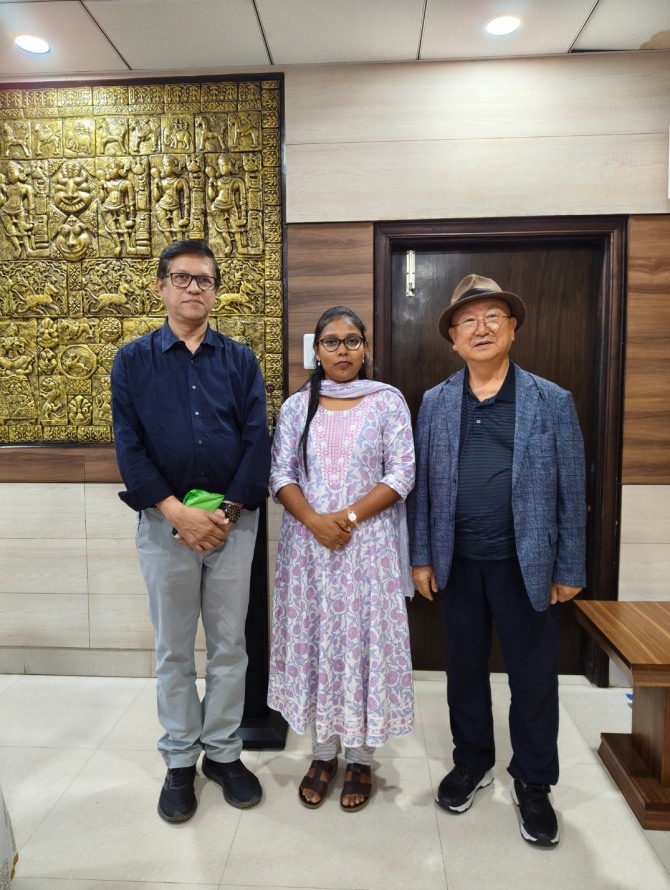 시인 마노지 바르푸자리, 한국어과 데보자니 다스 교수, 번역자 장석용 시인.