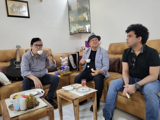 차 한잔의 여유(시인 마노지, 시인 장석용, 마노지의 아들 릭)