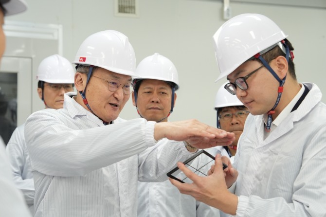 이석희 SK온 사장(왼쪽에서 두 번째)이 5일 대전 대덕구 스탠다드에너지 생산동에서 김부기 스탠다드에너지 대표(오른쪽)로부터 바나듐이온배터리에 대한 설명을 듣고 있다. 사진=SK온