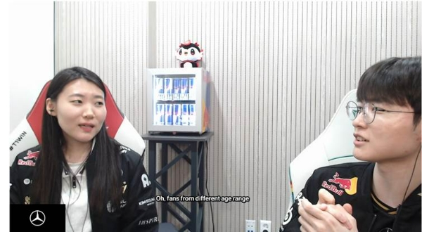 T1의 '페이커' 이상혁 선수(오른쪽)가 SOOP에서 팬과 현실 합동방송을 하고 있다. 사진=SOOP