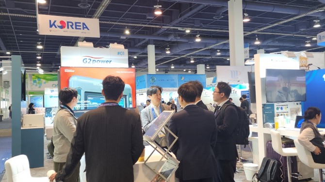 미국 라스베이거스에서 열린 'CES 2026'에서 이동준부사장(CTO)이 제품설명을 하고 있다. 사진=지투파워