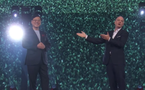 양위안칭 레노버 대표(왼쪽)와 잔니 인판티노 FIFA 회장. 사진=레노버