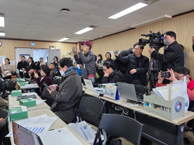 인천연구원의 기자회견에 관심을 보이고 있는 기자들 모습.  사진=김양훈 기자