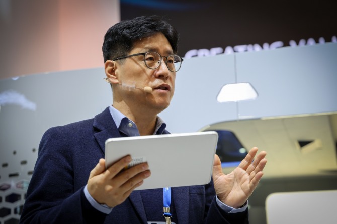 미국 라스베이거스에서 열린 CES 2026의 현대위아 부스에서 현대위아 TMS사업부 김남영 전무가 7일‘분산배치형 HVAC(Heating, Ventilating, Air Conditioning)’이 적용된 체험 차량 앞에서 기념사진을 촬영하고 있다. 사진=현대위아