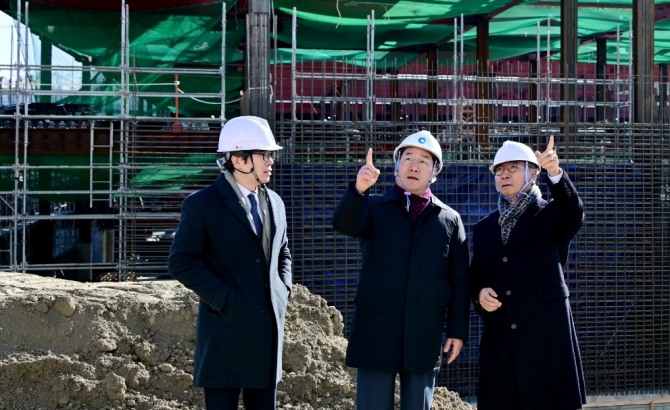 유정복 시장이 8일 연수구 연세대학교 국제캠퍼스 현장을 찾아 점검하는 모습 사진=인천시
