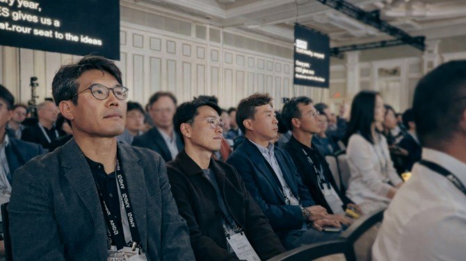 곽노정 대표이사 사장(왼쪽에서 세 번째)이 5일(현지시간) 미국 라스베이거스 베네시안 호텔에서 열린 리사 수 AMD CEO의 기조연설을 듣고 있다. 사진=SK하이닉스