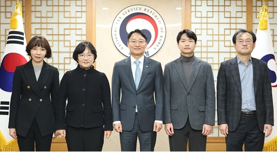 국세청이 영세납세자의 권익 보호에 기여한 2025년 우수 국선대리인을 지난해 12월26일 선정했다. 왼쪽부터 이광숙 납세자보호관, 최수진 변호사, 임광현 국세청장, 오관열 세무사, 김병욱 회계사. 사진=국세청