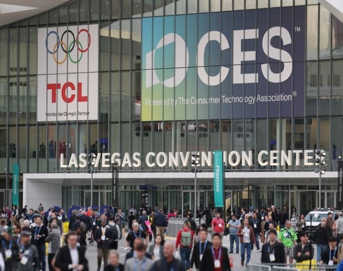 CES 개막일인 6일(현지시간) 미국 네바다주 라스베이거스 컨벤션센터(LVCC)에서 관람객들이 나서고 있다. 사진=연합뉴스
