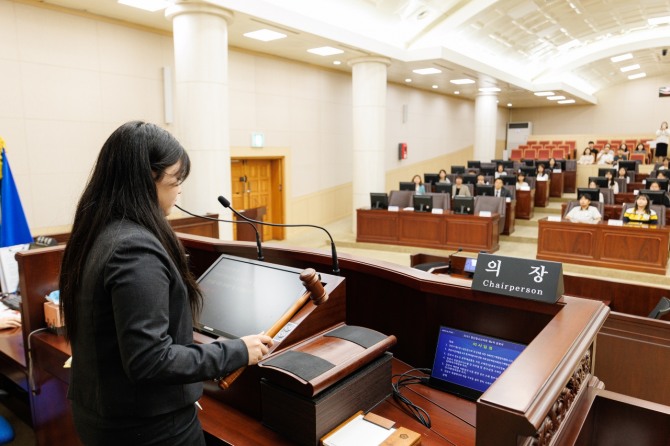 안산시의회와 안산교육지원청 안산시청소년재단이 공동으로 운영하는 안산청소년의회 본회의의 한 장면. 자료 사진=안산시의회