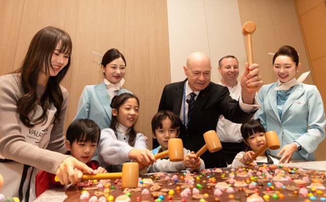 대한항공 프레스티지 동편 좌측 라운지 내 쿠킹 스튜디오(L’atelier)에서 바크 초콜릿 만들기 프로그램을 진행하고 있다. 사진=대한항공