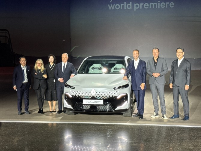 최성규 르노테크놀로지코리아 연구소장, 로렌스 반 덴 아커 르노그룹 디자인 총괄 부회장, 니콜라 파리 르노코리아 사장, 파브리스 캄볼리브 르노그룹 최고 성장 책임자 및 르노 브랜드 CEO, 상희정 르노코리아 대·내외전략본부장(오른쪽부터)이 13일 오전 서울 광진구 그랜드 워커힐에서 열린 르노코리아 글로벌 플래그십 미디어 공개 행사에 참석해 르노 필랑트 차량과 기념 촬영을 하고 있다. 사진=육동윤 글로벌이코노믹 기자