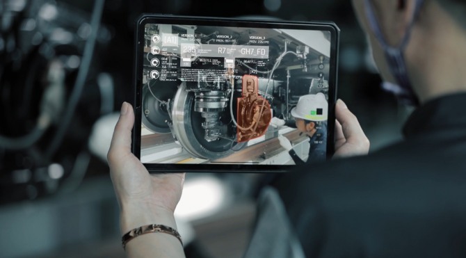 현대로템 관계자가 상태기반 유지보수 시스템을 통해 철도차량을 점검하고 있다. 사진=현대로템