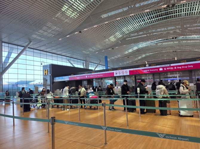 이용객들이 14일 오전 인천국제공항 제2여객터미널(T2)에서 수하물을 부치기 위해 줄을 서서 대기하고 있다. 사진=안우빈 수습 기자