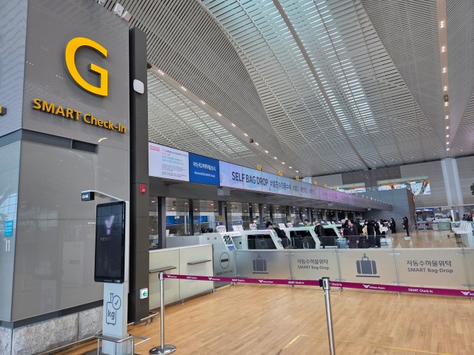 인천국제공항 제2여객터미널(T2) G 카운터에 위치한 '스마트 체크인(SMART Check-in)' 및 '자동 수하물 위탁(Self Bag Drop)' 구역의 모습이다. 사진=안우빈 수습 기자