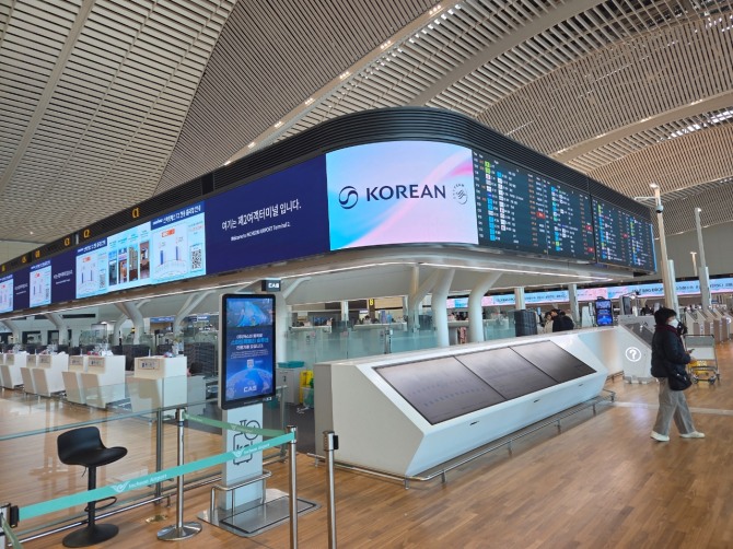 인천국제공항 제2여객터미널(T2) 중앙에 위치한 대형 운항 정보 안내 시스템(FIDS)과 안내 데스크. 사진=안우빈 수습 기자