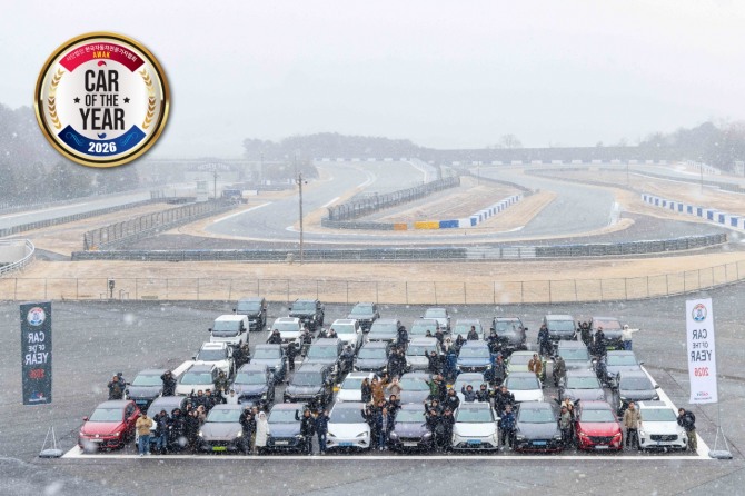 12일 용인 스피드웨이에서 치러진 한국자동차전문기자협회 올해의 차 실차 테스트 행사에서 기자들과 브랜드 관계자들이 함께 기념 촬영을 하고 있다. 사진=한국자동차전문기자협회 