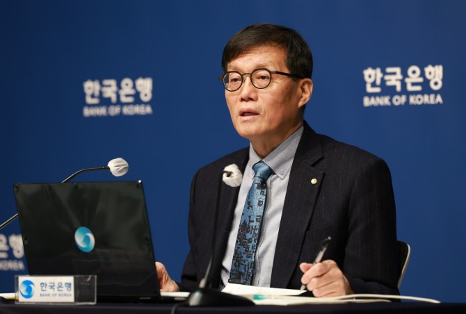 이창용 한국은행 총재가 15일 열린 통화정책방향 기자간담회에서 질문에 답하고 있다. 사진=한국은행