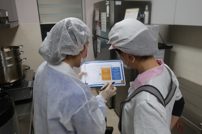 시흥시어린이·사회복지급식관리지원센터는 철저한 점검을 통해 공공급식의 안전을 지키고 있다. 자료 사진=시흥시