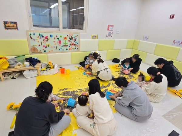 공동육아나눔터 장항점에서 진행한 ‘오감톡톡’ 프로그램. 사진=고양시