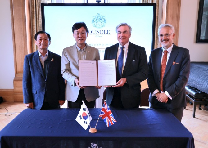 지난해 10월 17일 이민근 안산시장이 안산사이언스밸리지구 내 국제학교 설립을 위해 英 온들스쿨로부터 투자의향서를 접수받고 있다. 자료 사진=안산시