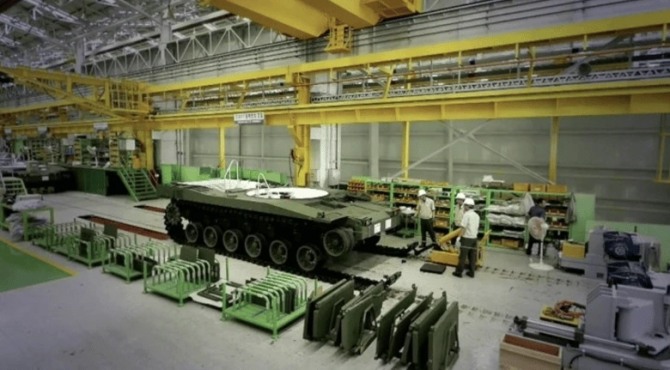현대로템 창원공장 생산 라인에 도열해 있는 K2 흑표 전차들. 나토(NATO) 표준 녹색으로 도색된 이 전차들은 모두 폴란드로 수출될 물량으로, 한국 방산의 신속한 납기 능력을 상징적으로 보여준다. 사진=현대로템