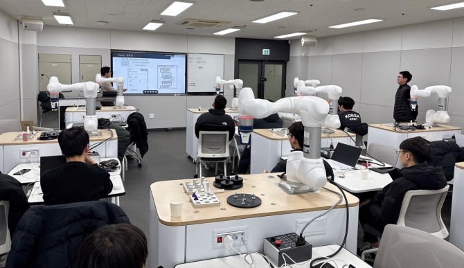 로봇직업교육센터에서 협동로봇을 활용한 조립 공정 자동화 교육을 진행하고 있다. 자료 사진=안산시