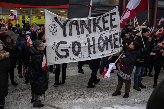 그린란드 누크에서 17일(현지시각) 사람들이 도널드 트럼프 미국 대통령의 북극 섬 그린란드 할양 요구에 항의하며, 그린란드가 스스로 미래를 결정할 수 있도록 허용해 달라는 시위에 참여하고 있다. 사진=로이터