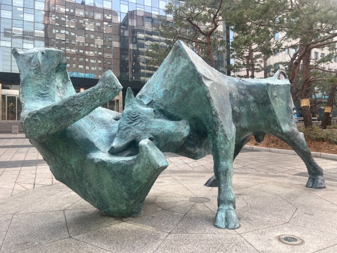 16일 한국거래소 정문에서 본 조형물. 강세장을 상징하는 황소가 약세장을 상징하는 곰을 압도하고 있다.  사진=정준범 기자
