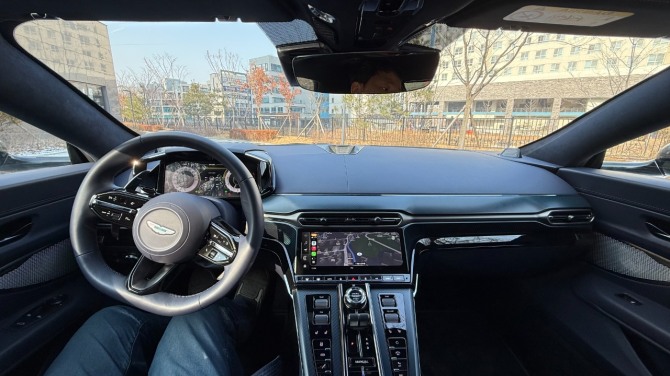 애스턴마틴 밴티지 로드스터 인테리어 사진=육동윤 글로벌이코노믹