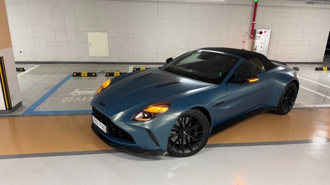 애스턴마틴 밴티지 로드스터 사진=육동윤 글로벌이코노믹