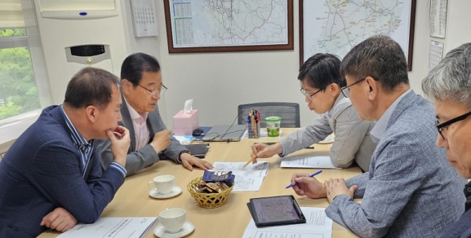 이현재 하남시장(왼쪽에서 두번째)이 지난해 5월 경기도 철도항만물류국장을 만나 ‘송파하남선 광역철도 타당성 평가 및 기본계획 수립용역’에 가칭 신덕풍역을 하남드림휴게소와 수직 환승연계할 수 있는 위치로 반영해달라고 건의하고 있다. 사진=하남시
