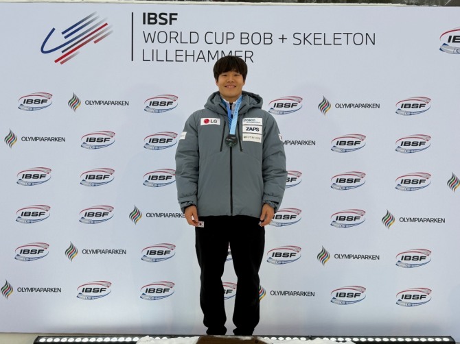 2025-2026 IBSF 월드컵 3차 대회 남자 스켈레톤 경기 시상대에 오른 정승기 선수가 기념촬영을 하고 있다. 사진=KBSF