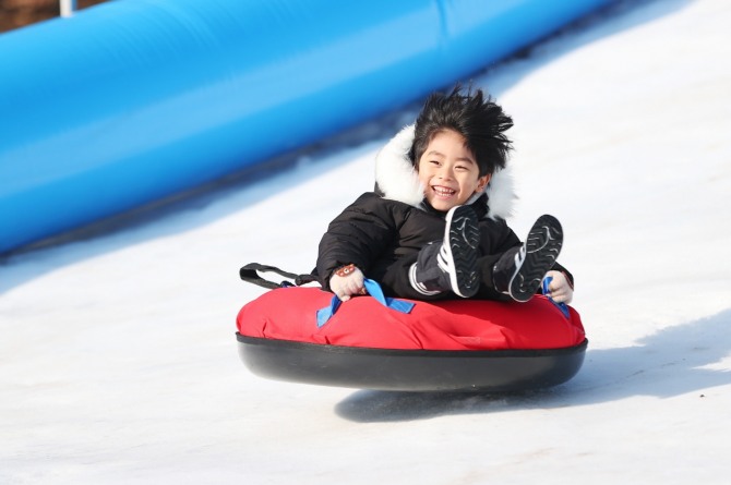 의왕시 대표 관광 명소인 왕송호수공원에서 펼쳐지는 겨울 축제 ‘겨울아 놀자’에서 아이가 썰매를 타고 있다. 사진=의왕시