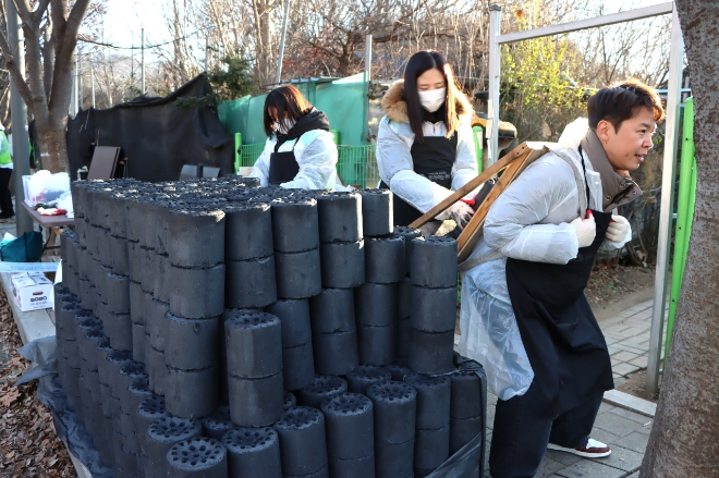 iM라이프 임직원이 20일 서울 서초구 내곡동에서 연탄을 나르고 있다. 사진=iM라이프