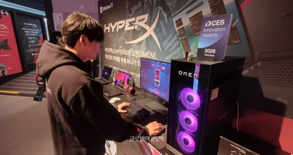 하이퍼X 오멘 PC를 시연하는 모습. 사진=이원용 기자