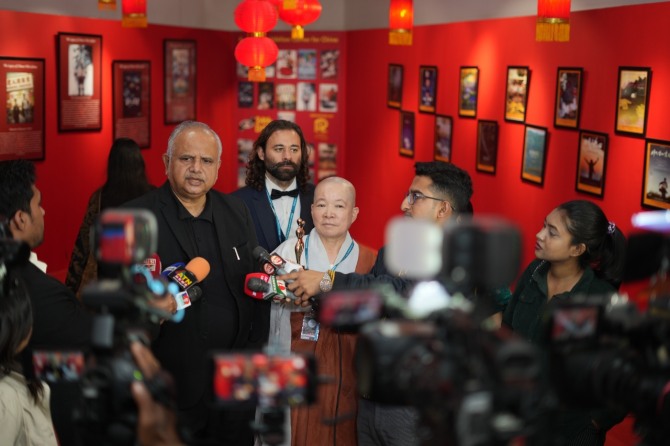 제24회 다카영화제 영적영화 부문 최우수 작품상,  유영의 감독의 '인간 초거대 알고리즘'