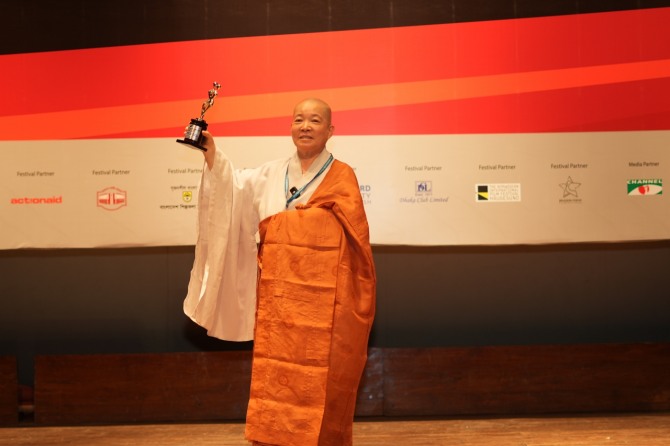 제24회 다카영화제 영적영화 부문 최우수 작품상,  유영의 감독의 '인간 초거대 알고리즘'