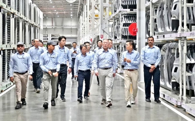 정의선 현대자동차그룹 회장(앞줄 오른쪽 셋째)이 기아 인도 아난타푸르공장 임직원들과 함께 생산 라인을 점검하고 있다. 사진=현대차그룹