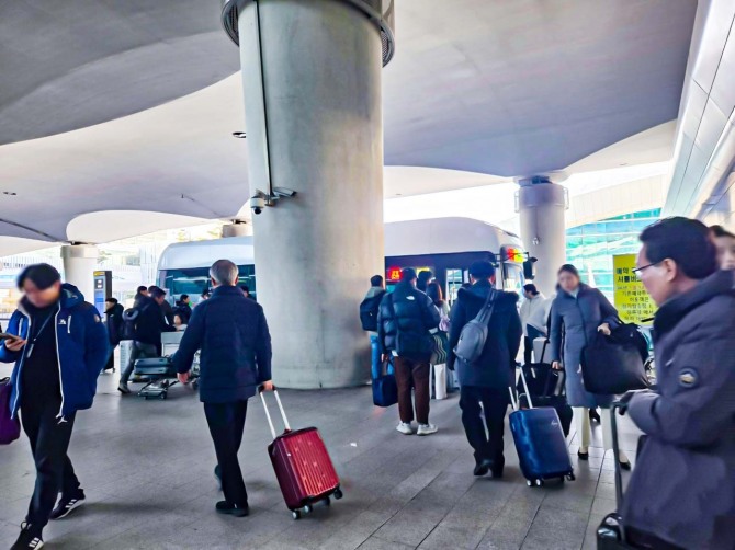19일 오후 인천공항 T2 순환 셔틀 정류장에서 여행객들이 커다란 짐을 들고 버스에 오르내리고 있다. 사진=안우빈 기자