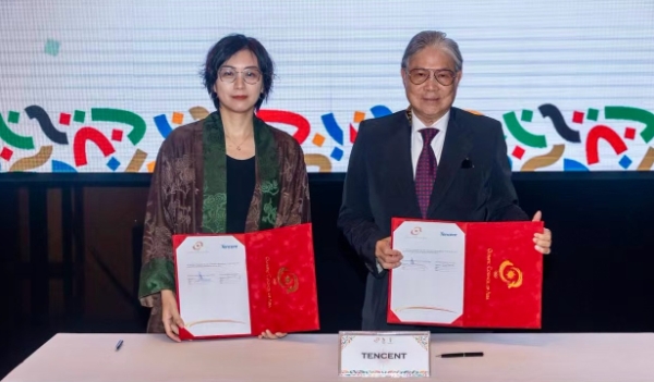 장야티 텐센트 e스포츠 디렉터(왼쪽)와 티모시 춘팅폭 OCA 제1부회장이 2025년 10월 MOU 체결 후 기념촬영을 하고 있다. 사진=텐센트