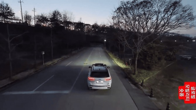 지프 그랜드 체로키를 피사체로 DJI Neo 2 드론이 촬영 중이다. 사진=육동윤 글로벌이코노믹 기자