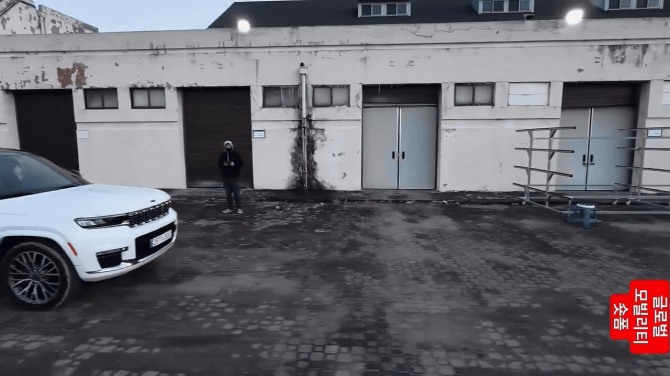 지프 그랜드 체로키를 피사체로 DJI Neo 2 드론이 촬영 중이다. 사진=육동윤 글로벌이코노믹 기자