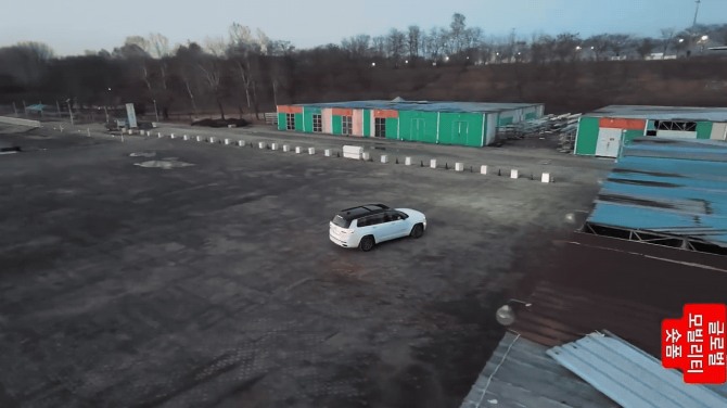 지프 그랜드 체로키를 피사체로 DJI Neo 2 드론이 촬영 중이다. 사진=육동윤 글로벌이코노믹 기자