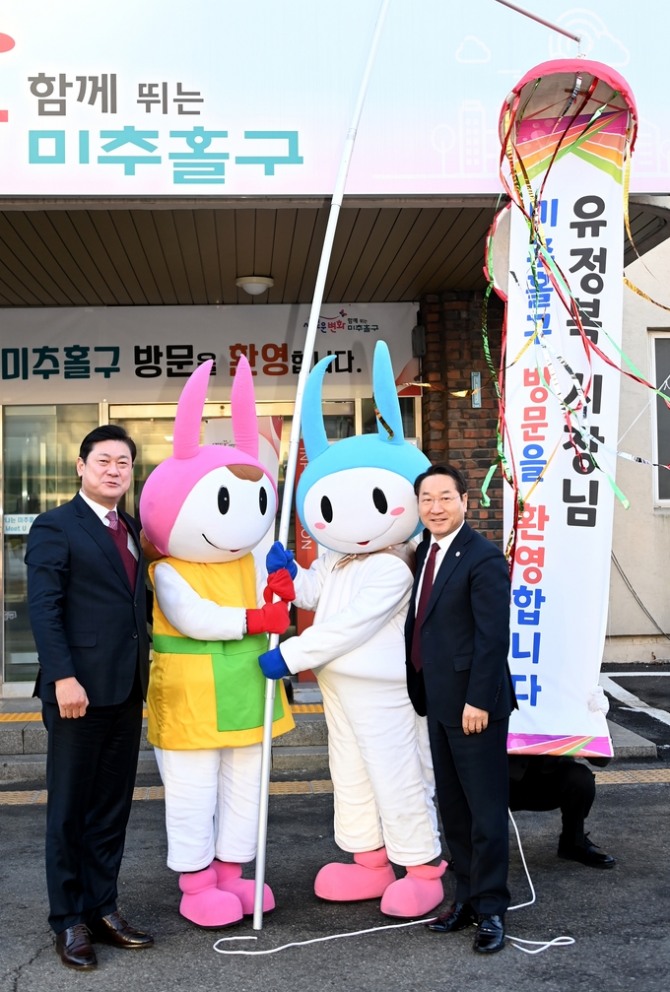 2026년 연두방문 행사 중인 유정복 인천시장(오른쪽)과  이영훈 미추홀구청장. 사진=미추홀구