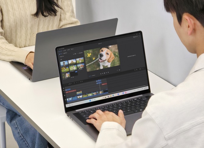 삼성전자 모델이 AI PC '갤럭시 북 6 프로'의 AI 기능을 통해 동영상을 편집하고 있다. 사진=삼성전자