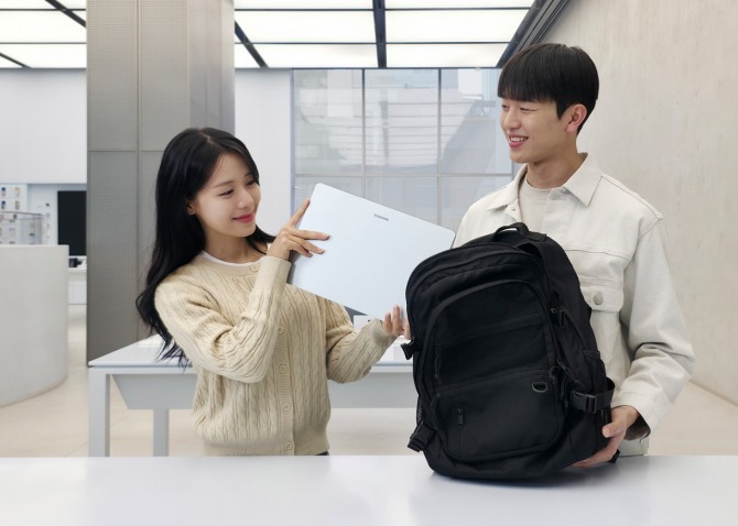 삼성전자 모델이 AI PC '갤럭시 북 6 프로'의 슬림하고 정교한 디자인을 경험하고 있다. 사진=삼성전자