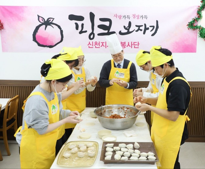 지난 22일 진만기 신천지 자원봉사 지부장이 봉사자들과 새해를 맞아 지역 보훈단체에 전달할 만두를 빚고 있다. 사진=신천지 자원봉사단 성남지부