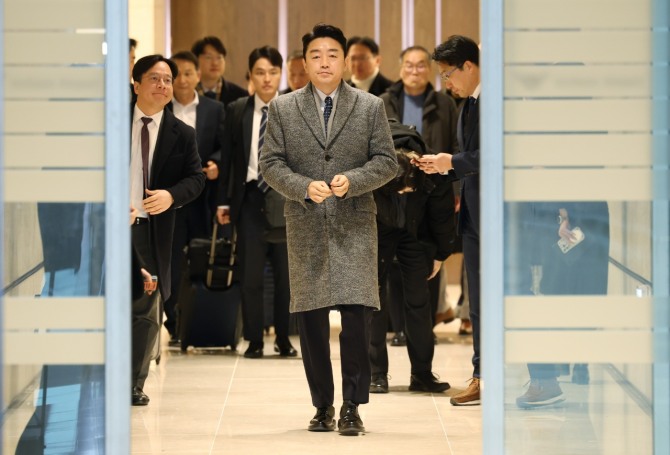 강훈식 대통령실 비서실장이 26일 인천국제공항을 통해 캐나다로 출국하고 있다. 전략경제협력 대통령 특사 자격으로 강 비서실장이 이끄는 방산특사단은 이날 출국해 캐나다와 노르웨이를 차례로 방문할 예정이다. 사진=연합뉴스