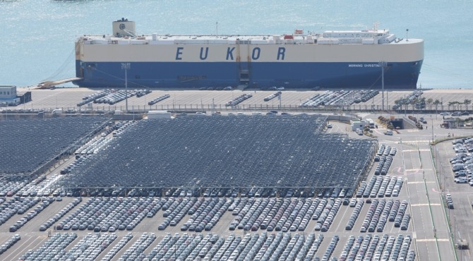 현대자동차 울산공장수출선적부두 옆 야적장에서 외국으로 나갈 자동차들이 대기하고 있다. 사진=연합뉴스