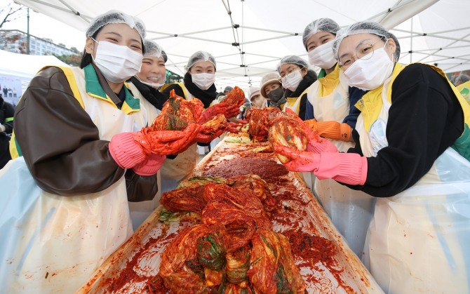 김장 봉사에 참여한 수료생들 모습. 사진=신천지 요한지파